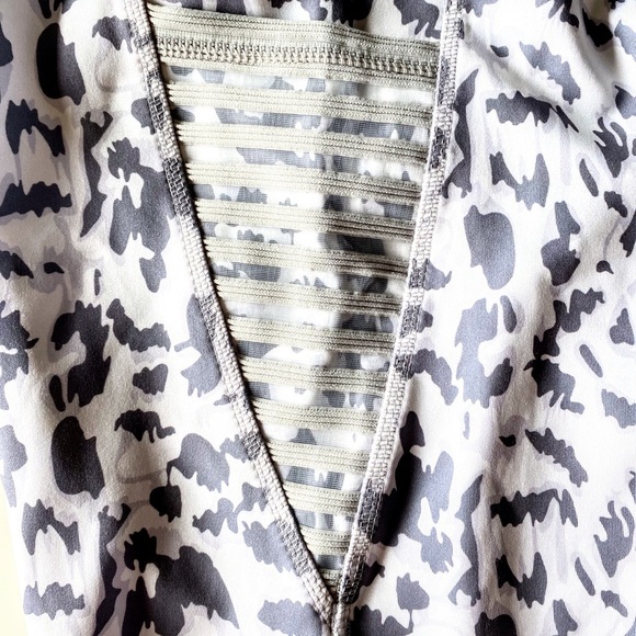 NWT JGX Women's Performance Leggings With Side
Pockets, Color: White & Grey - Picture 5 of 9